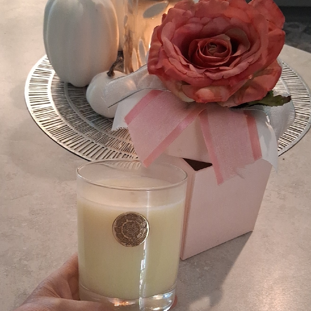 Lux Candle - Picture 2 of 4